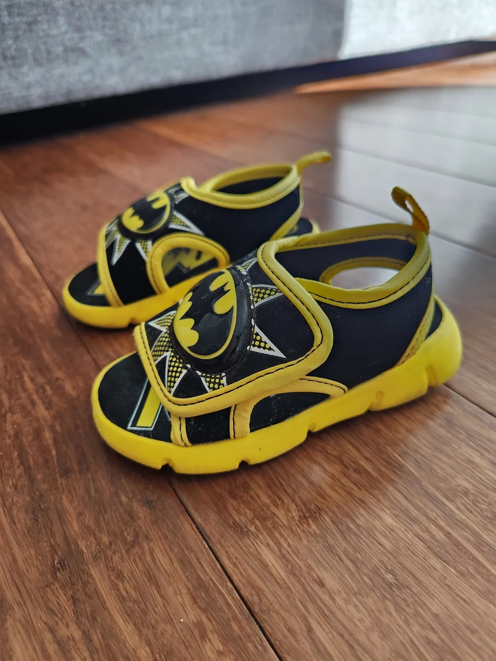 Batman Light Up Kids Yellow and Black Boys Summer Sandals Size 5/6